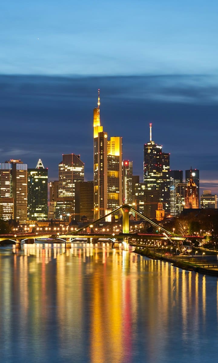 Die Frankfurter Skyline bei Nacht, am Main
