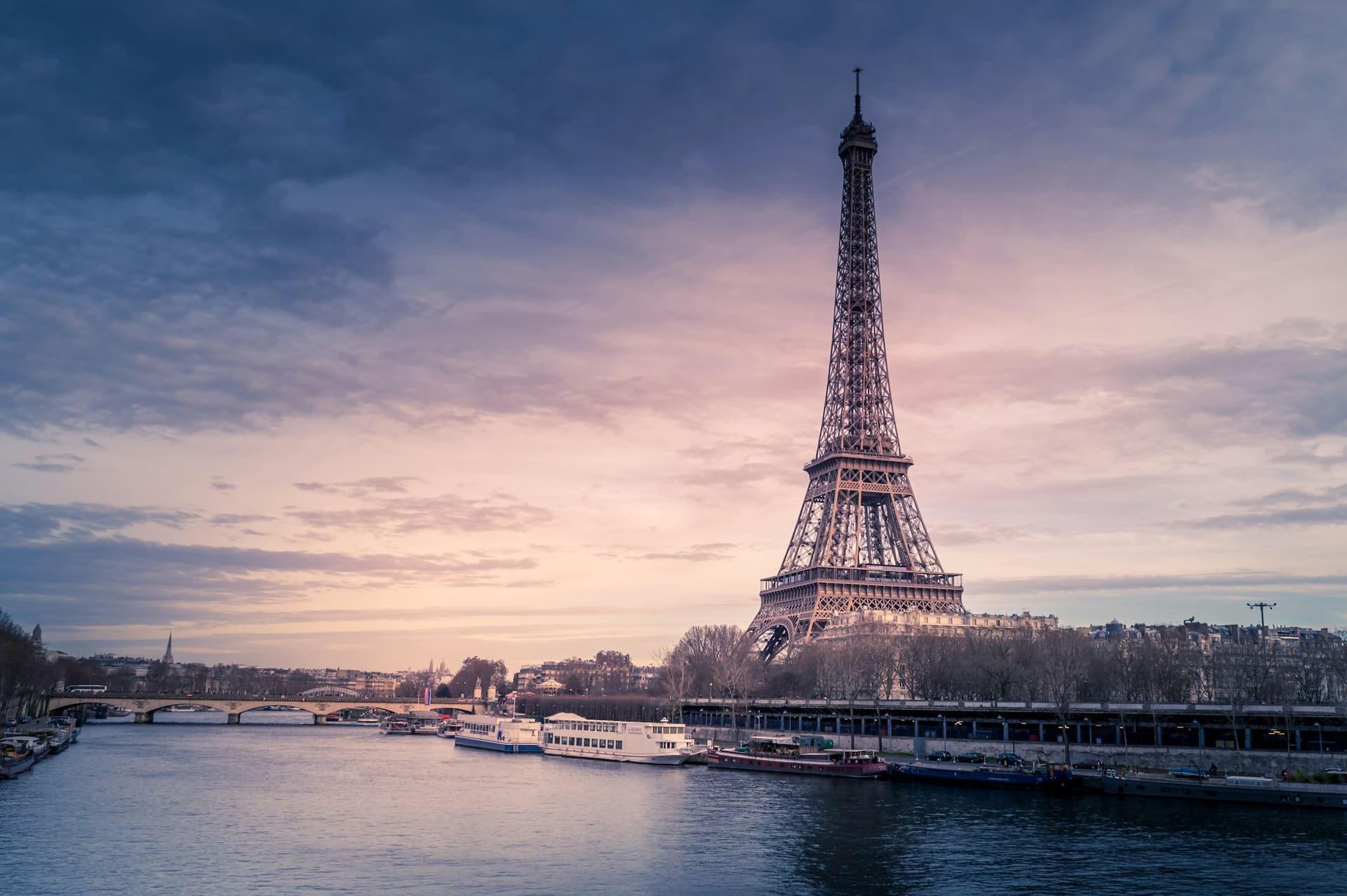Der Eiffelturm und die Seine in der Abenddämmerung, Paris