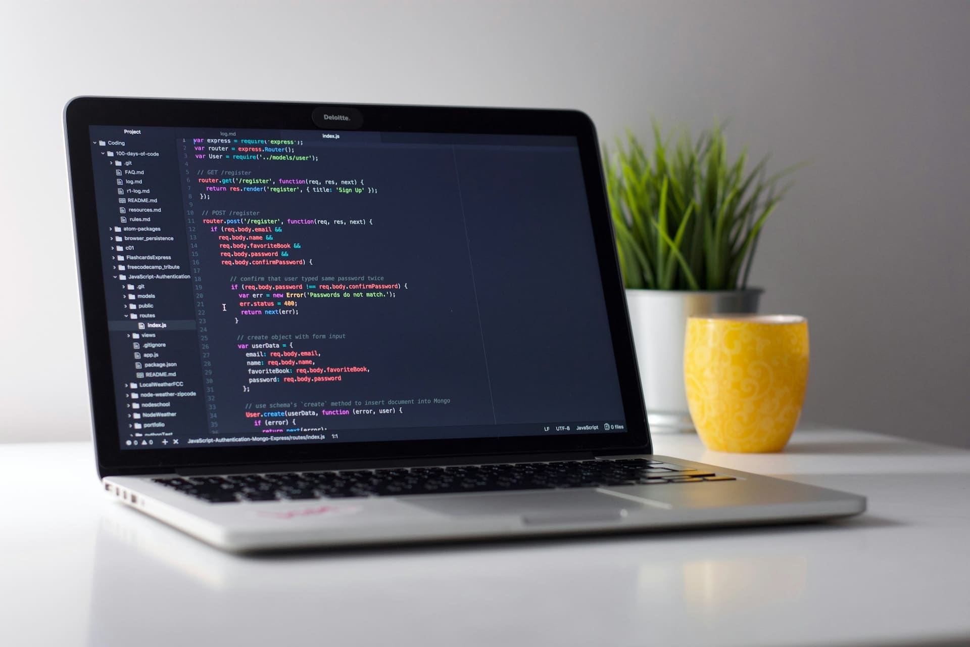 Ein Laptop mit Code-Editor auf einem Schreibtisch